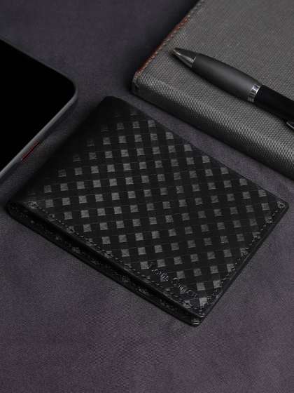 LOUIS STITCH Men
                      Handcrafted Textured Bi Fold Leather Two Fold
                      Wallet