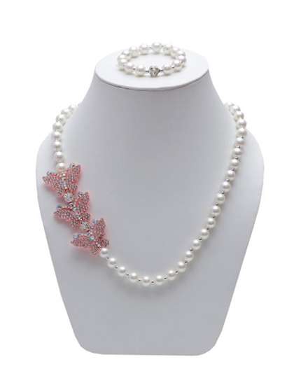 Daizy Girls Beaded
                    Butterfly Necklace & Bracelet