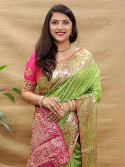 Royal Rajgharana
                        Saree Woven Design Zari Banarasi Sarees