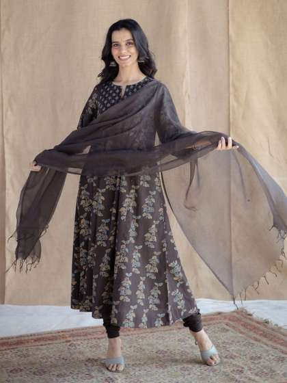 THE INDIAN ETHNIC CO
                        Women Slim-Fit Churidar