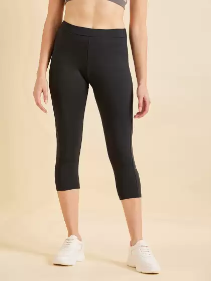 Women Mid-Rise Sports Capris - image 3