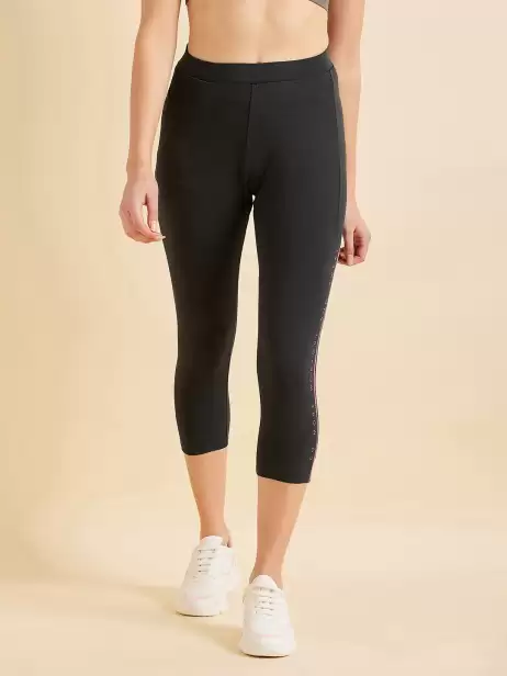 Women Mid-Rise Sports Capris - image 4