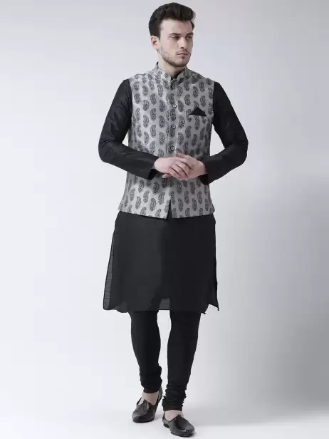 Men Solid Kurta with Churidar - image 4