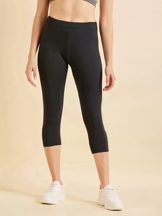 Women Mid-Rise Sports Capris - image 6