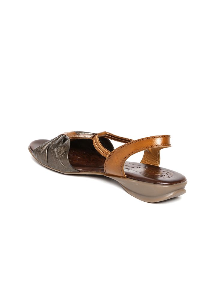 Catwalk hotsell tan flats
