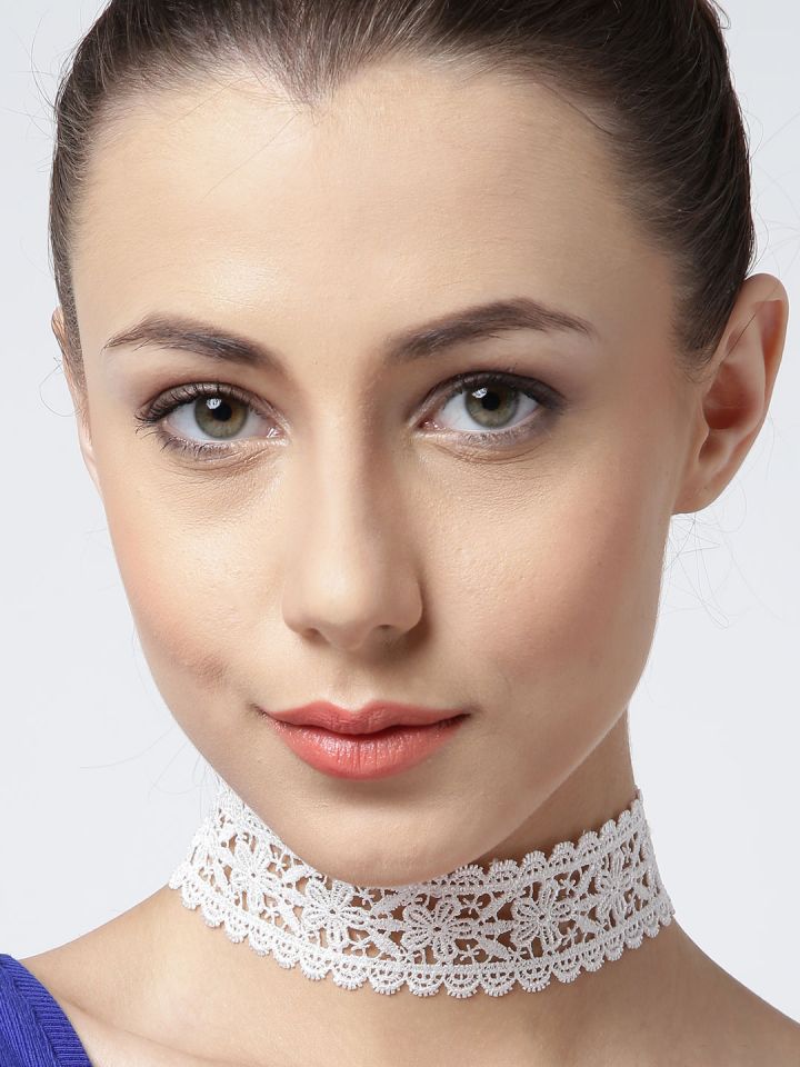 Thick white shop choker