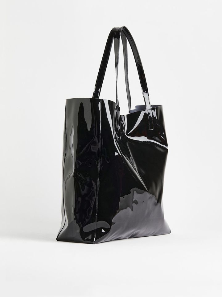 Black sales handbag myntra