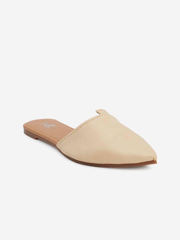 THE MADRAS TRUNK Women Off White Mules Flats