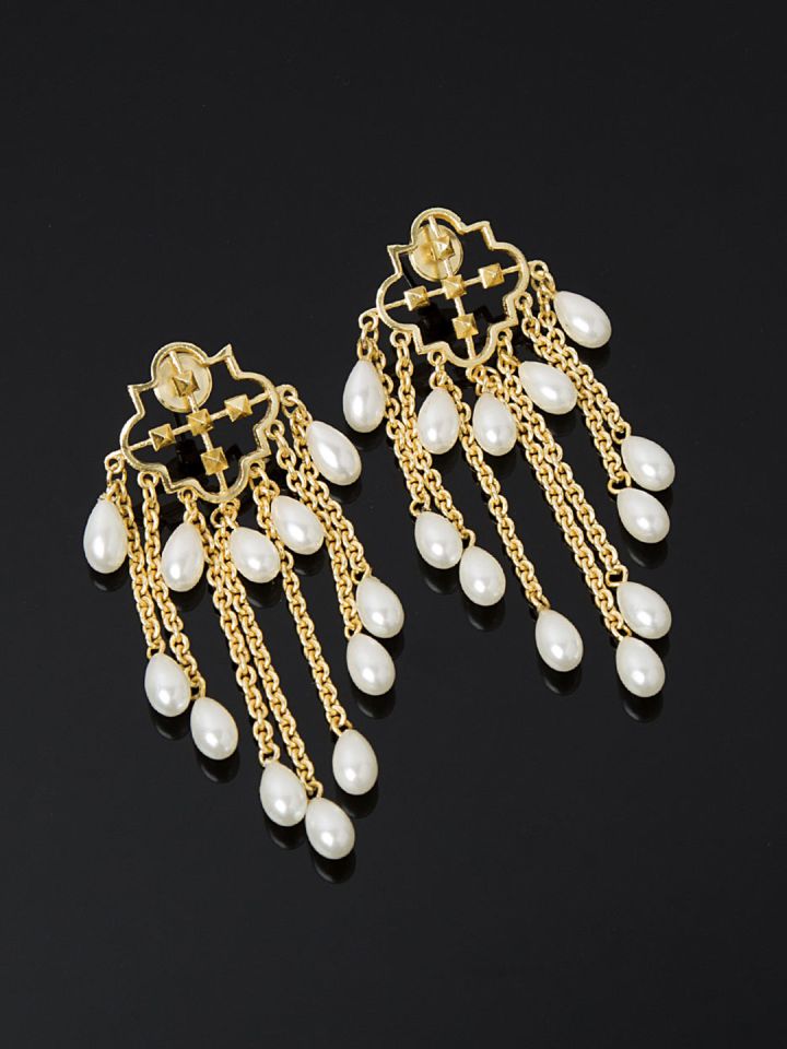 Buy Studio Voylla Jali Pearl Gold Plated Contemporary Drop Earrings Earrings For Women 2092190 Myntra Download the voylla app today to shop for earrings, mangalsutras, necklaces, bracelets, chains, bangles and more. myntra