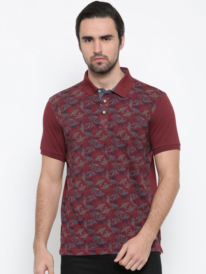 maroon t shirt with blue jeans