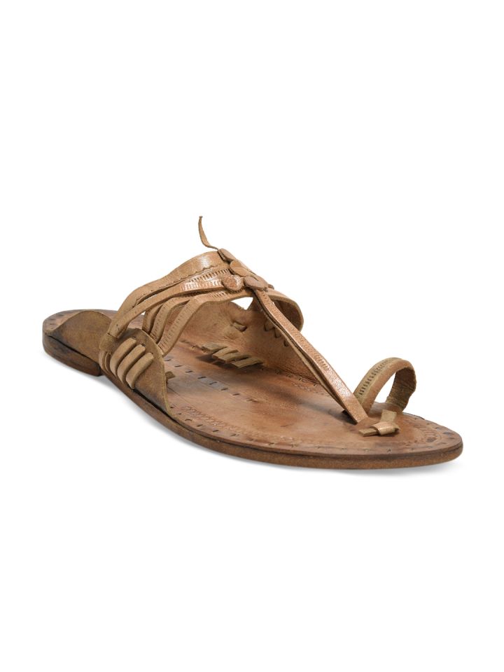 Kolhapuri top chappal myntra