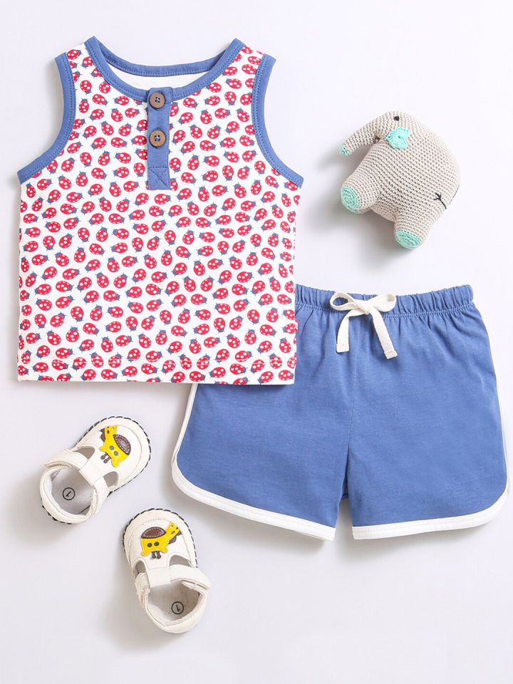 Niño con sales short