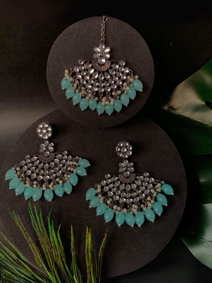 Maang tikka shop with earrings myntra