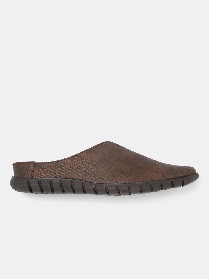 Buy Roadster Men Brown Textured Shoe 