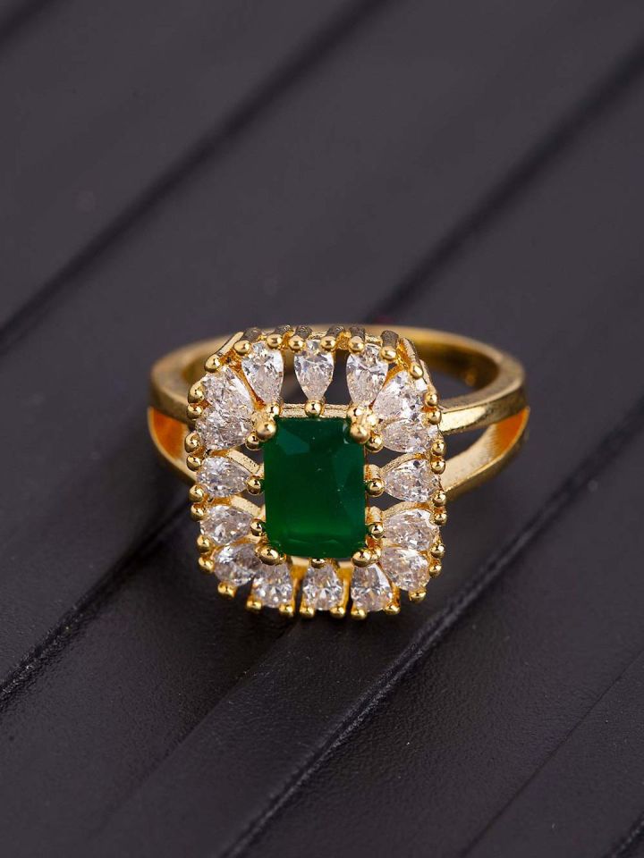 Finger ring with green outlet stone