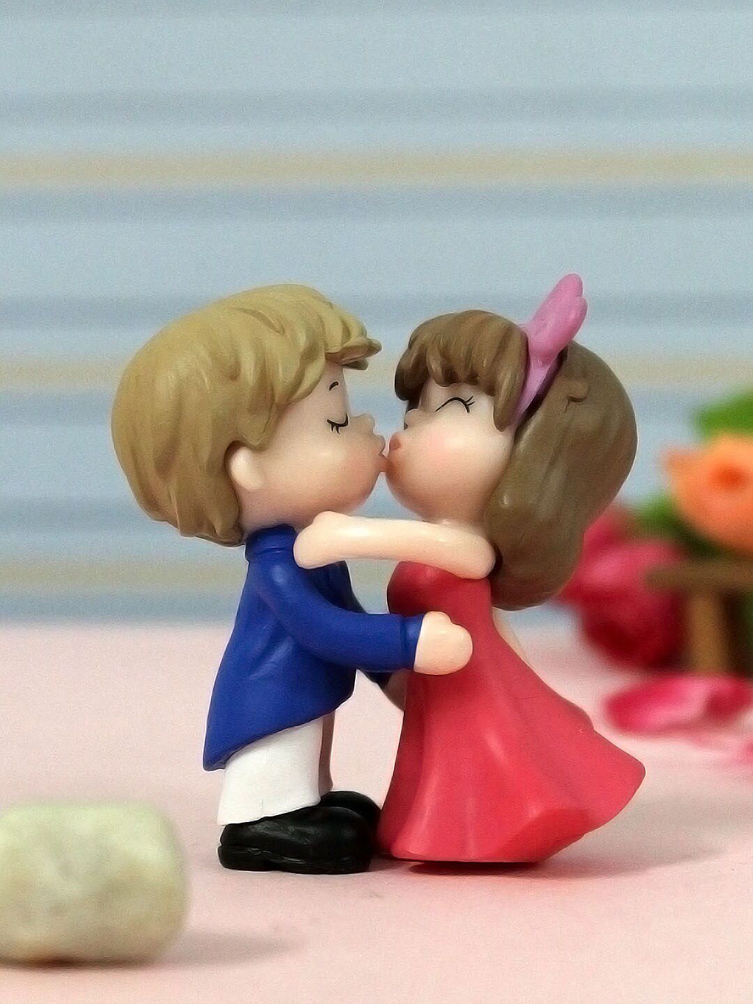 TIED RIBBONS Valentine Miniature Romantic Love Kissing Couple Brown Polyresin Glossy Living Room Set of 2 Small Valentine's Showpieces - 2 Inches