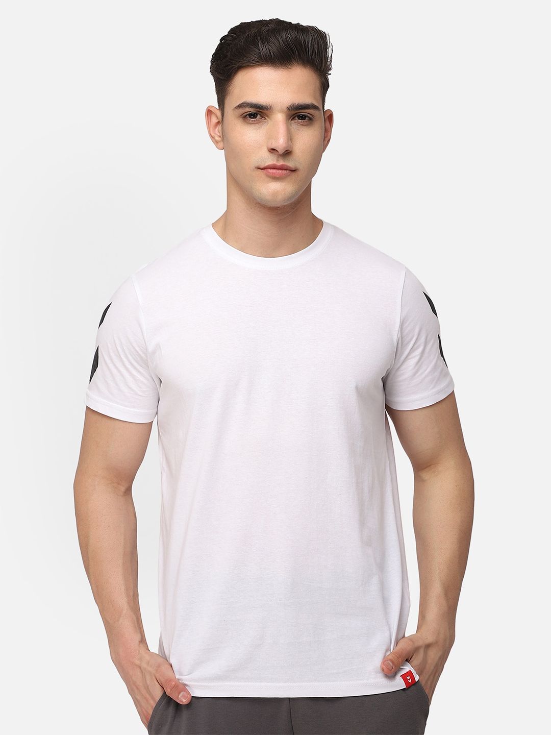 hummel Men White Solid Pure Cotton Regular Fit Winter T-shirt