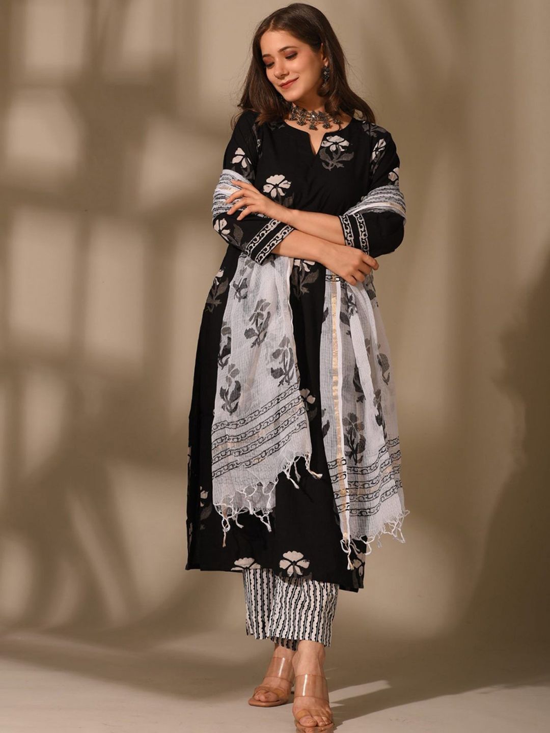 Women Floral Printed Regular Kurta with Trousers & With Dupatta 5