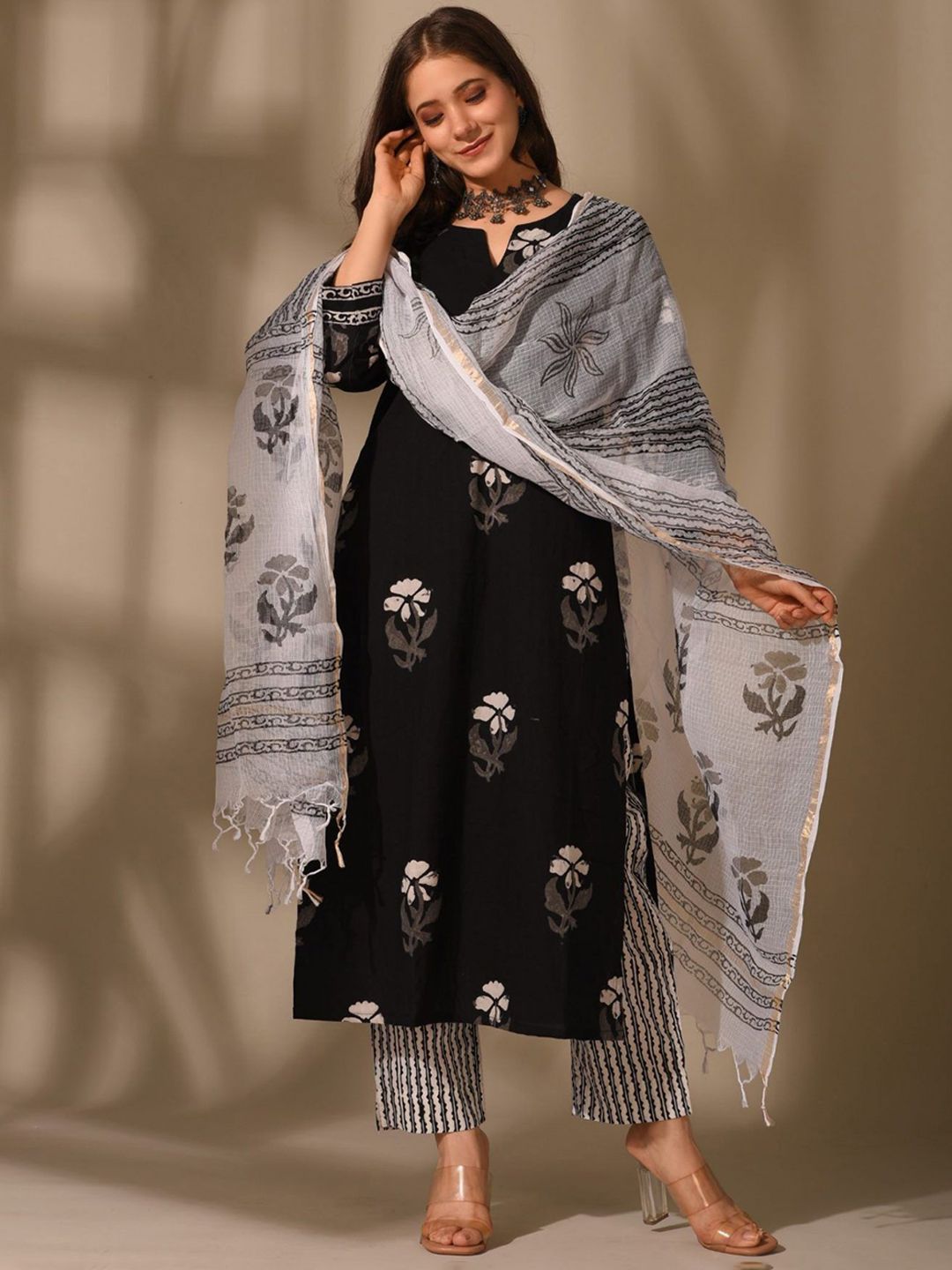 Women Floral Printed Regular Kurta with Trousers & With Dupatta 3
