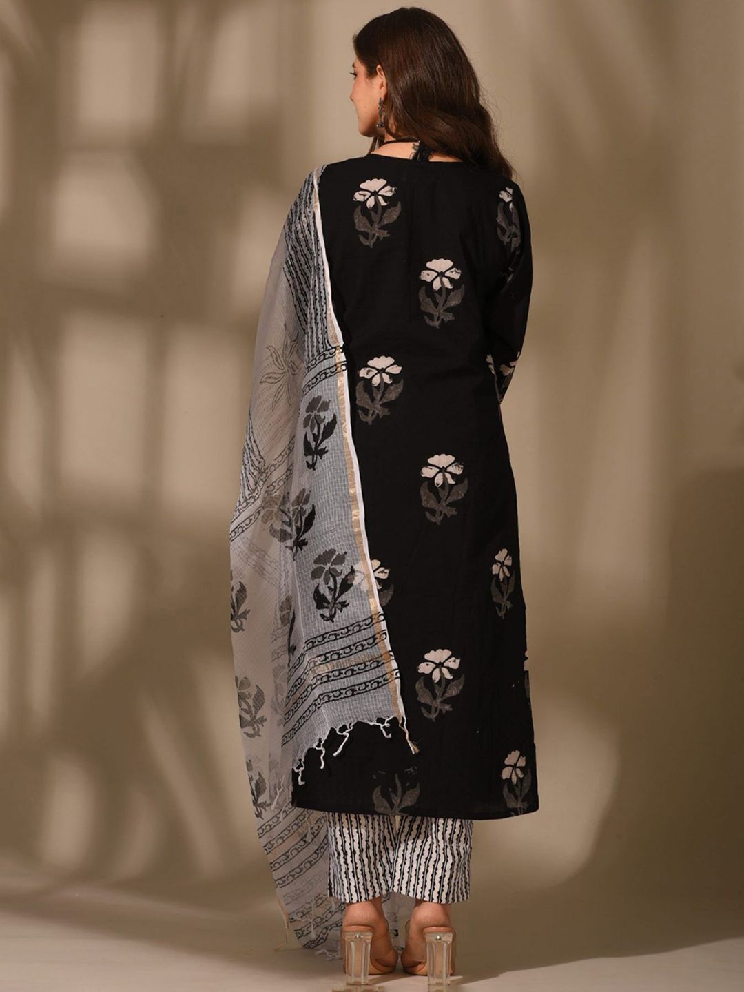 Women Floral Printed Regular Kurta with Trousers & With Dupatta 4