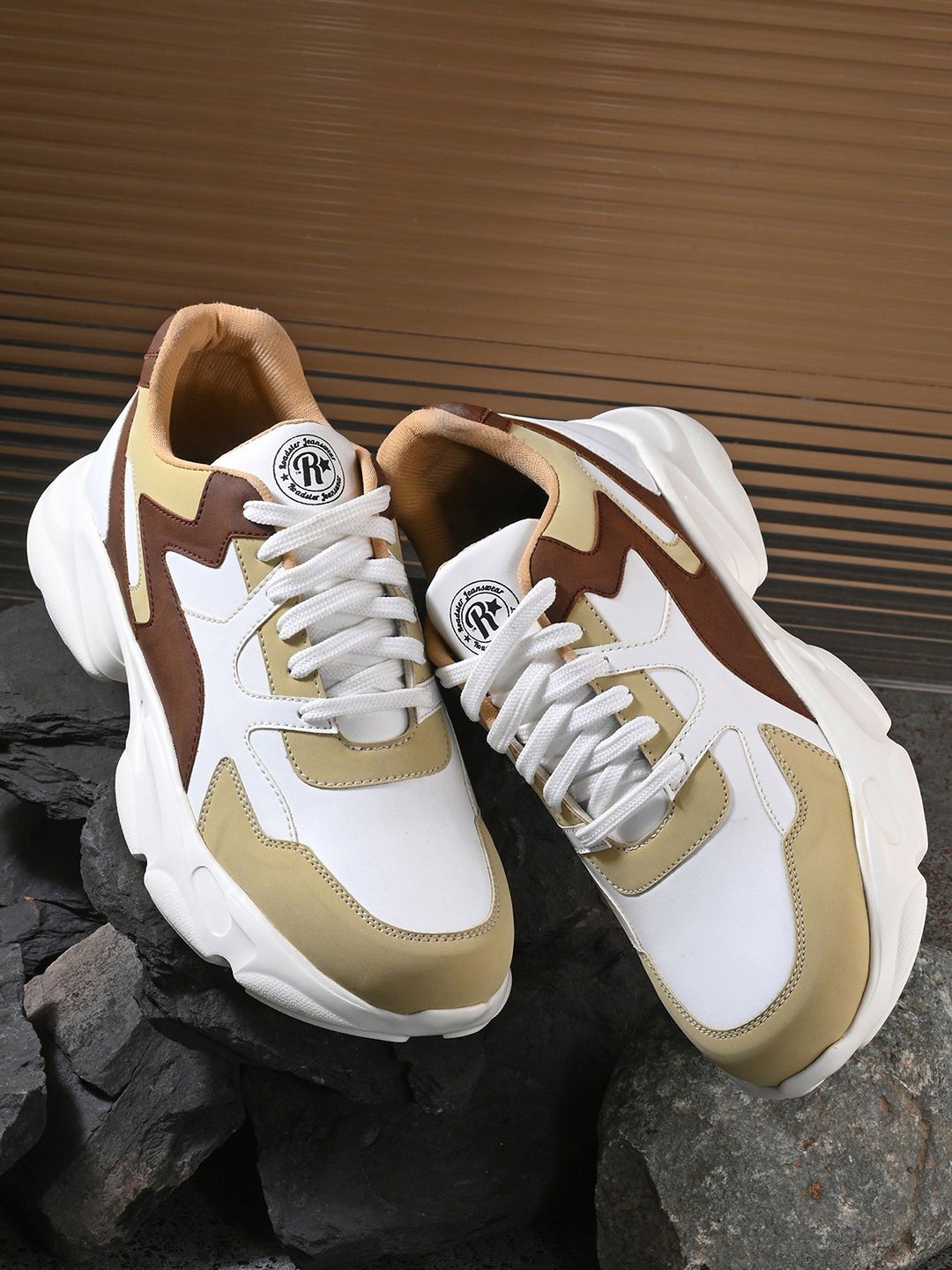 The Roadster Lifestyle Co Men Colorblocked Lightweight Lace Up Mid-Top Sneakers