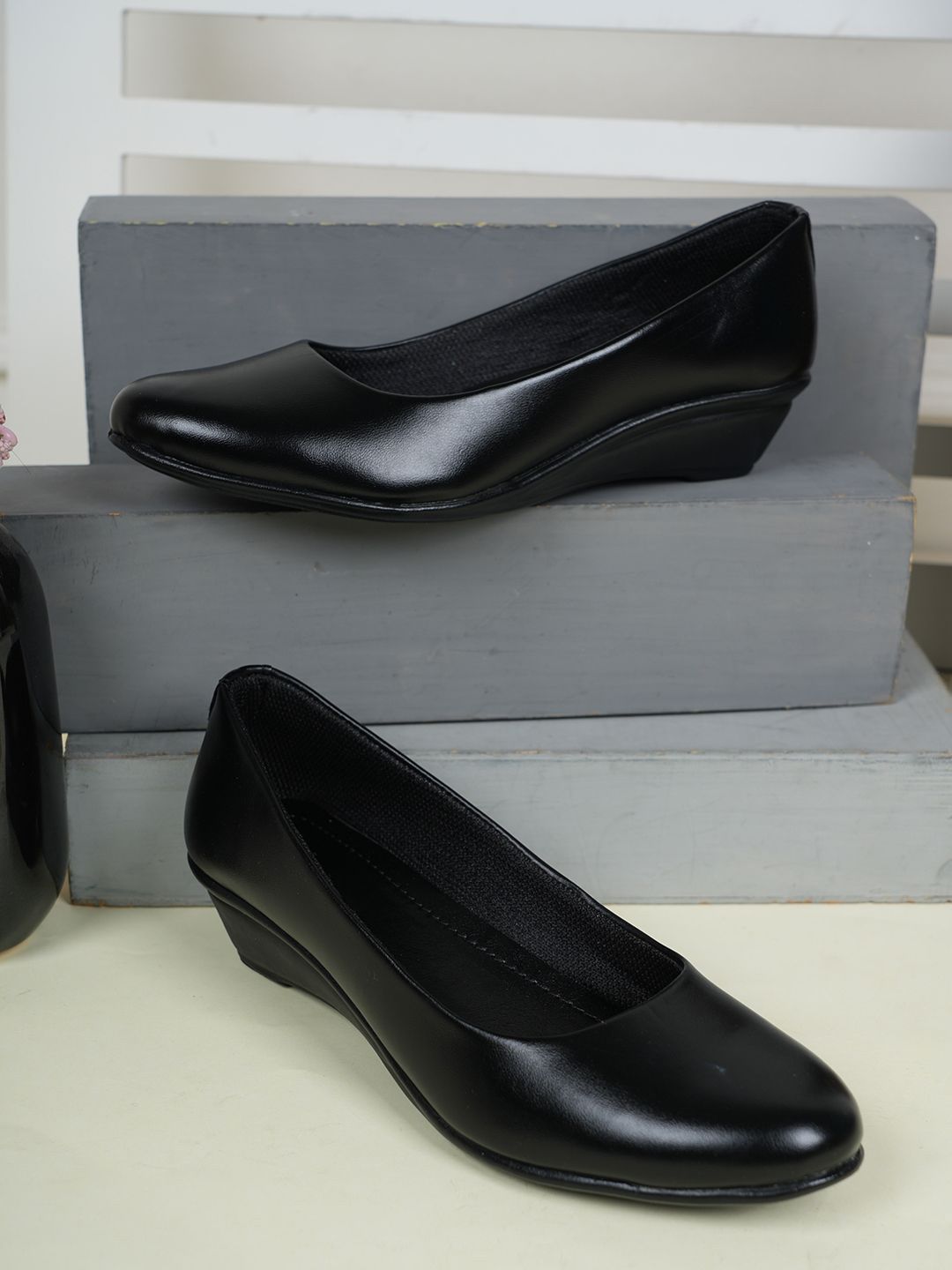 Walkfree Women Round Toe Ballerinas