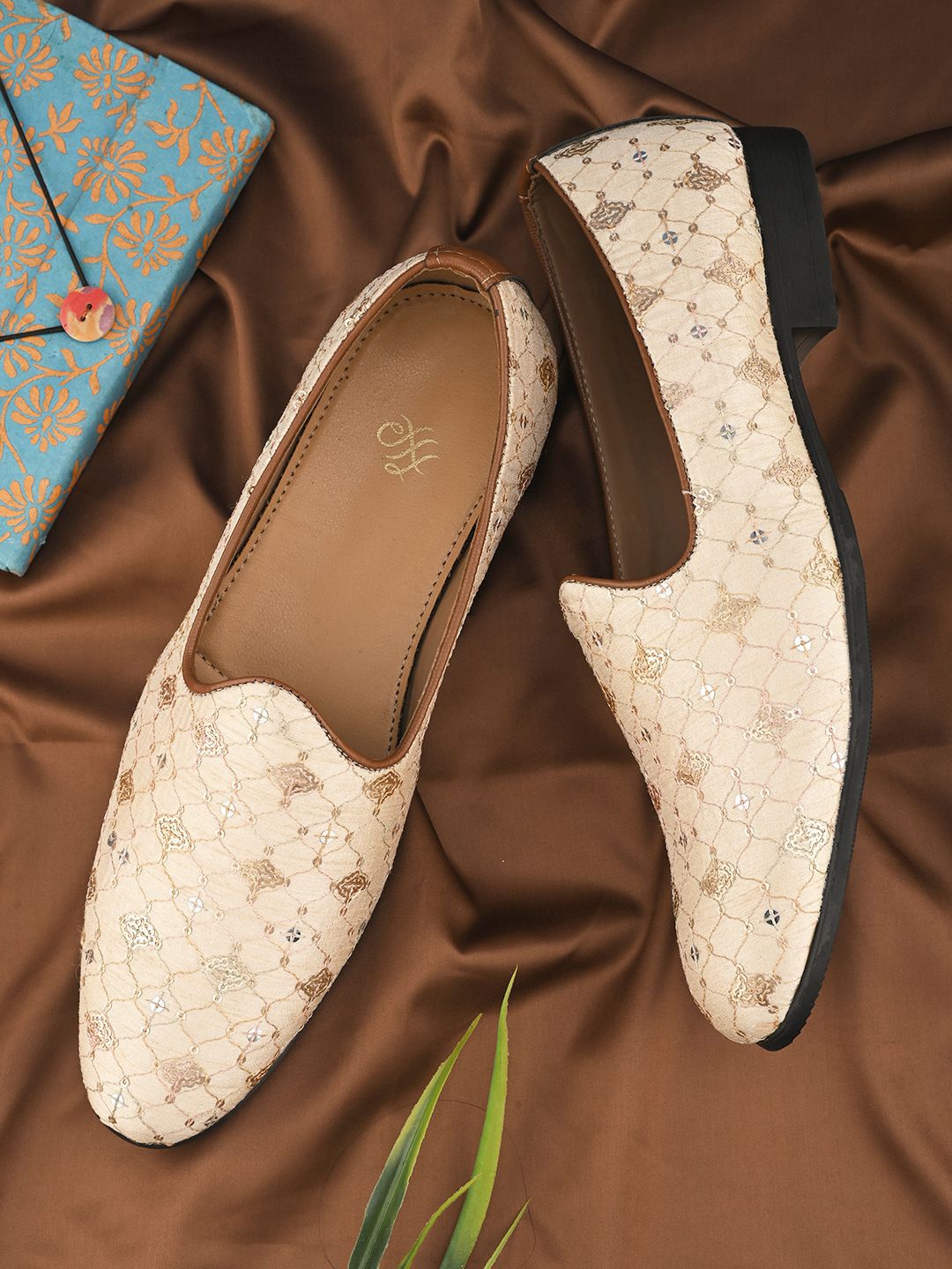 House of Pataudi Men Lightweight Slip On Mojaris