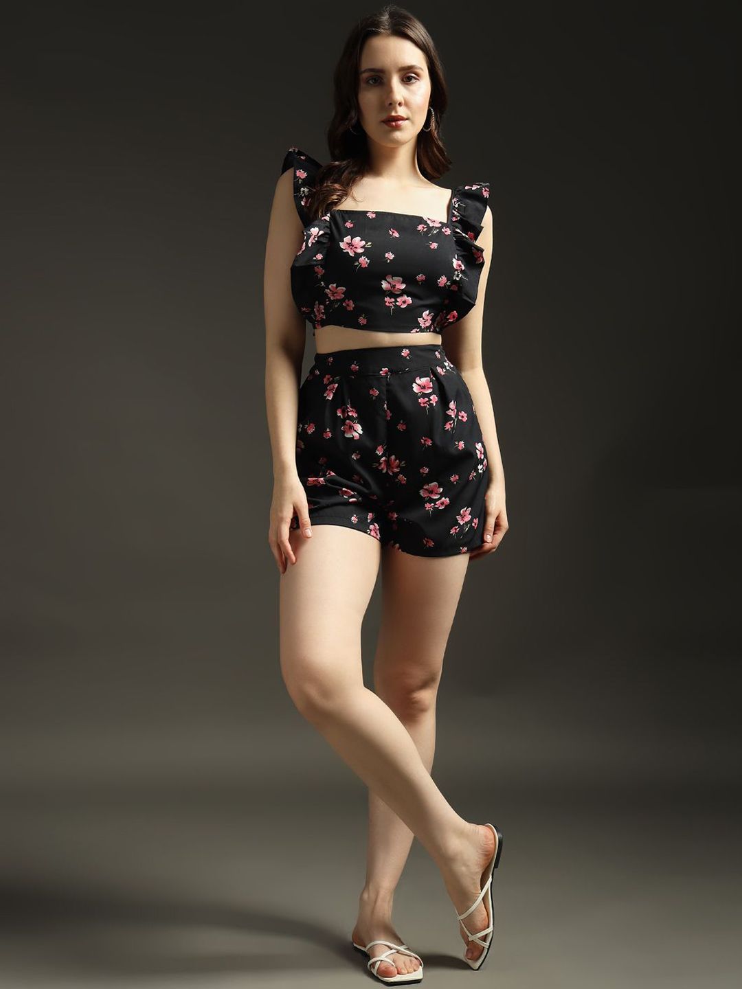 emeros Floral Printed Sleeveless Crop Top With Shorts