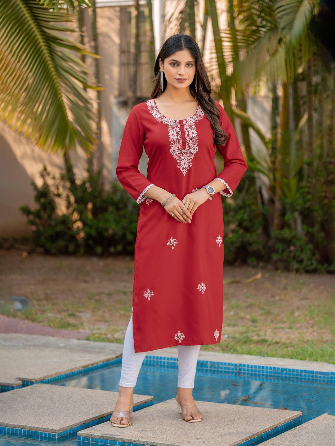 DRESOUL Women Floral Embroidered Chikankari Straight Kurta