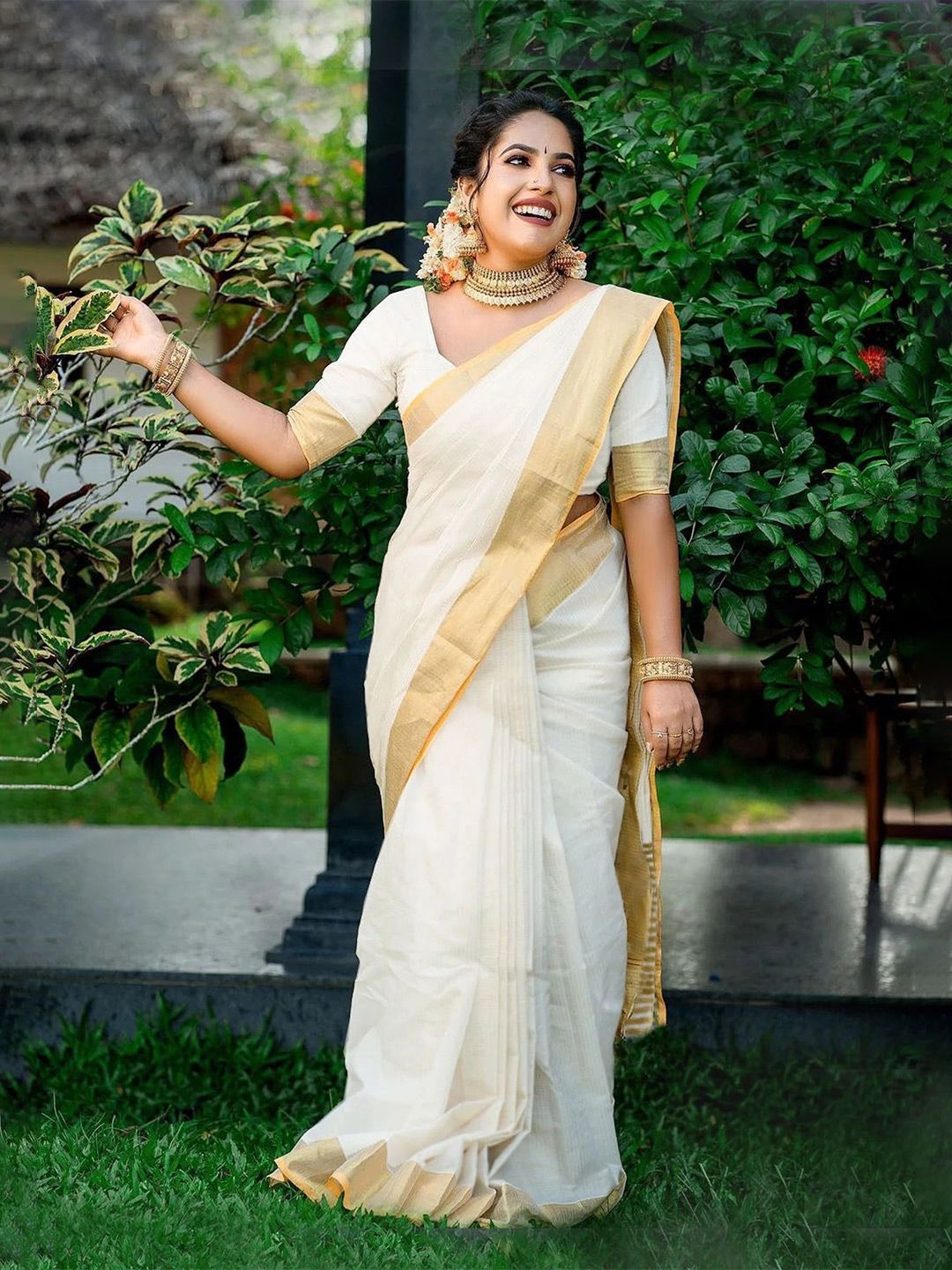 MAGNEITTA Women Solid Zari Fusion Kasavu Saree