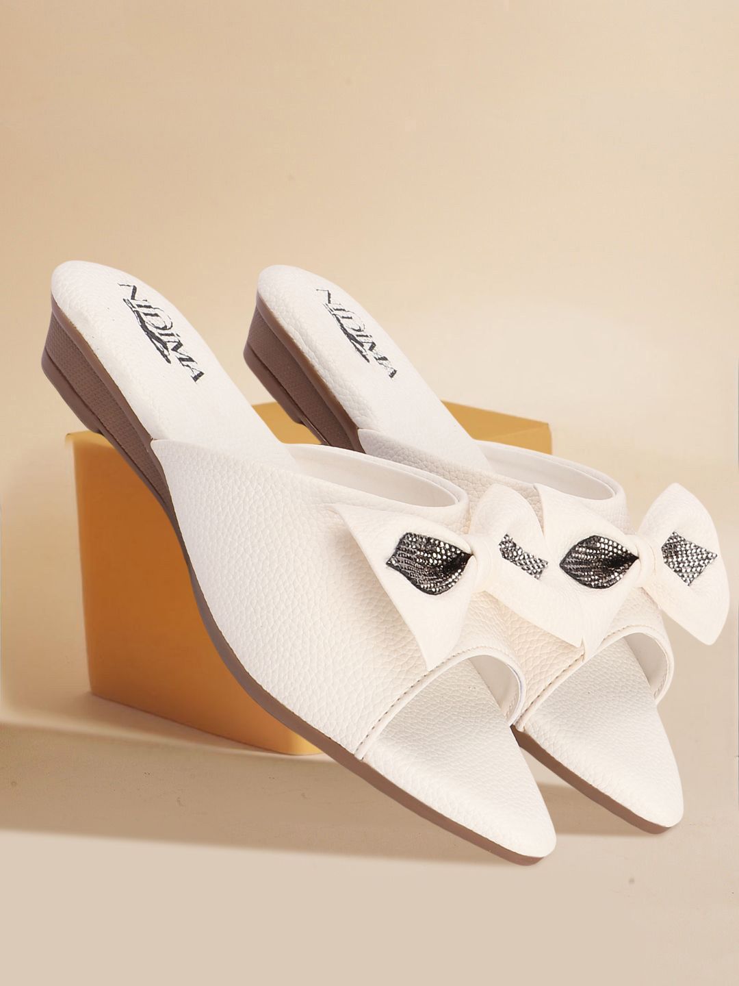 Nidima Women Embellished Bow Ethnic Open Toe Flats