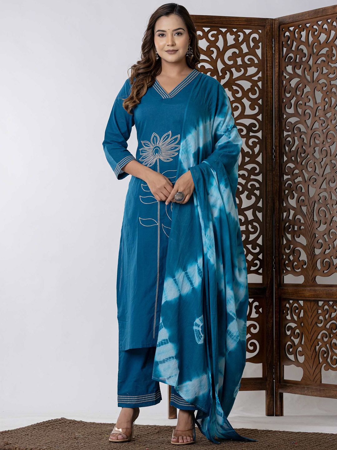 GHUMMAN SONAKSHI Women Embroidered Pure Cotton Straight Kurta And Palazzo With Dupatta