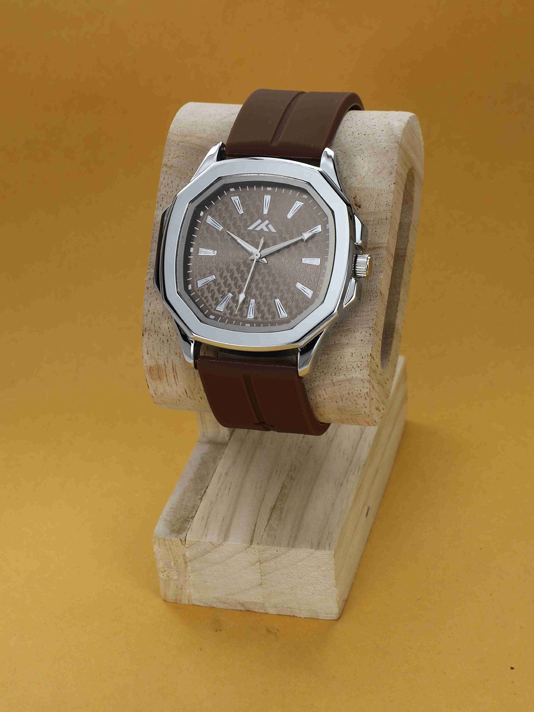 VIRAKTI Men Textured Dial & Regular Straps Analogue Watch H-27-BROWN-V01