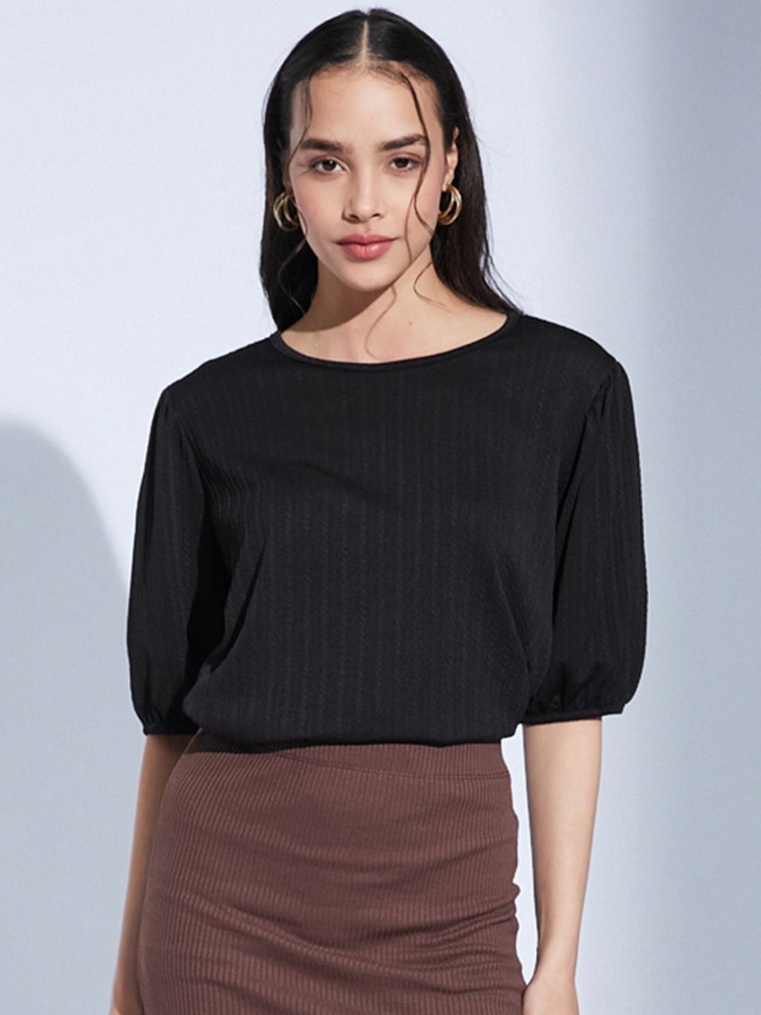 Selvia Edge Round Neck Short Sleeves Top