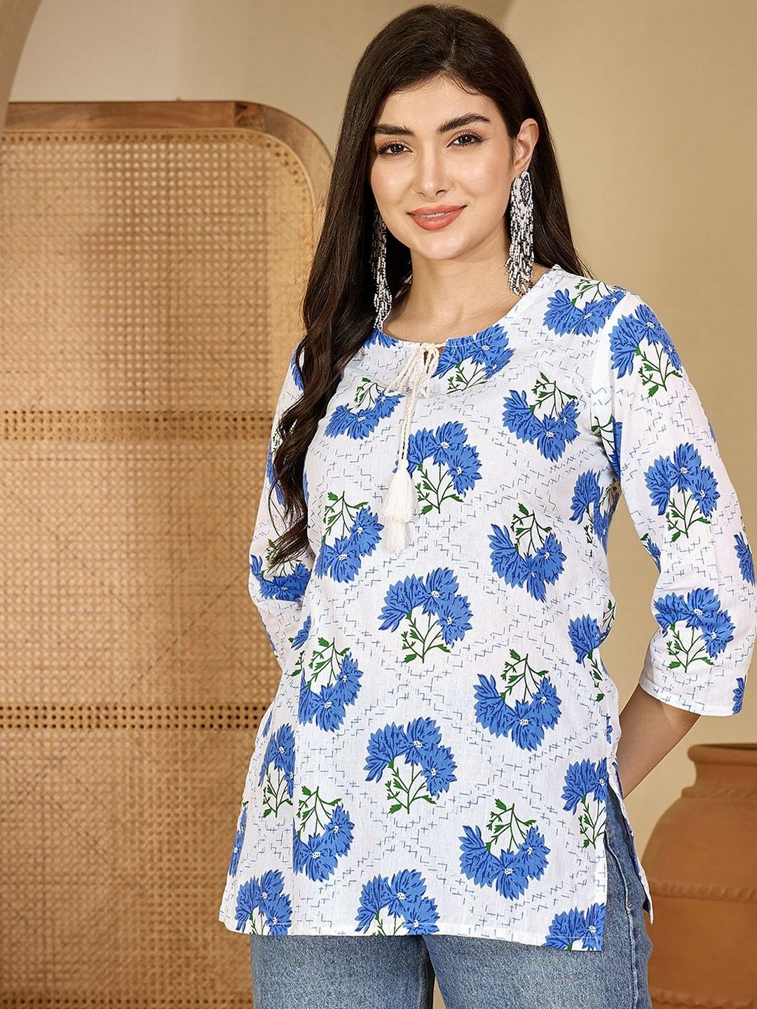 Uparna Women White & Blue Floral Printed Floral Kurta