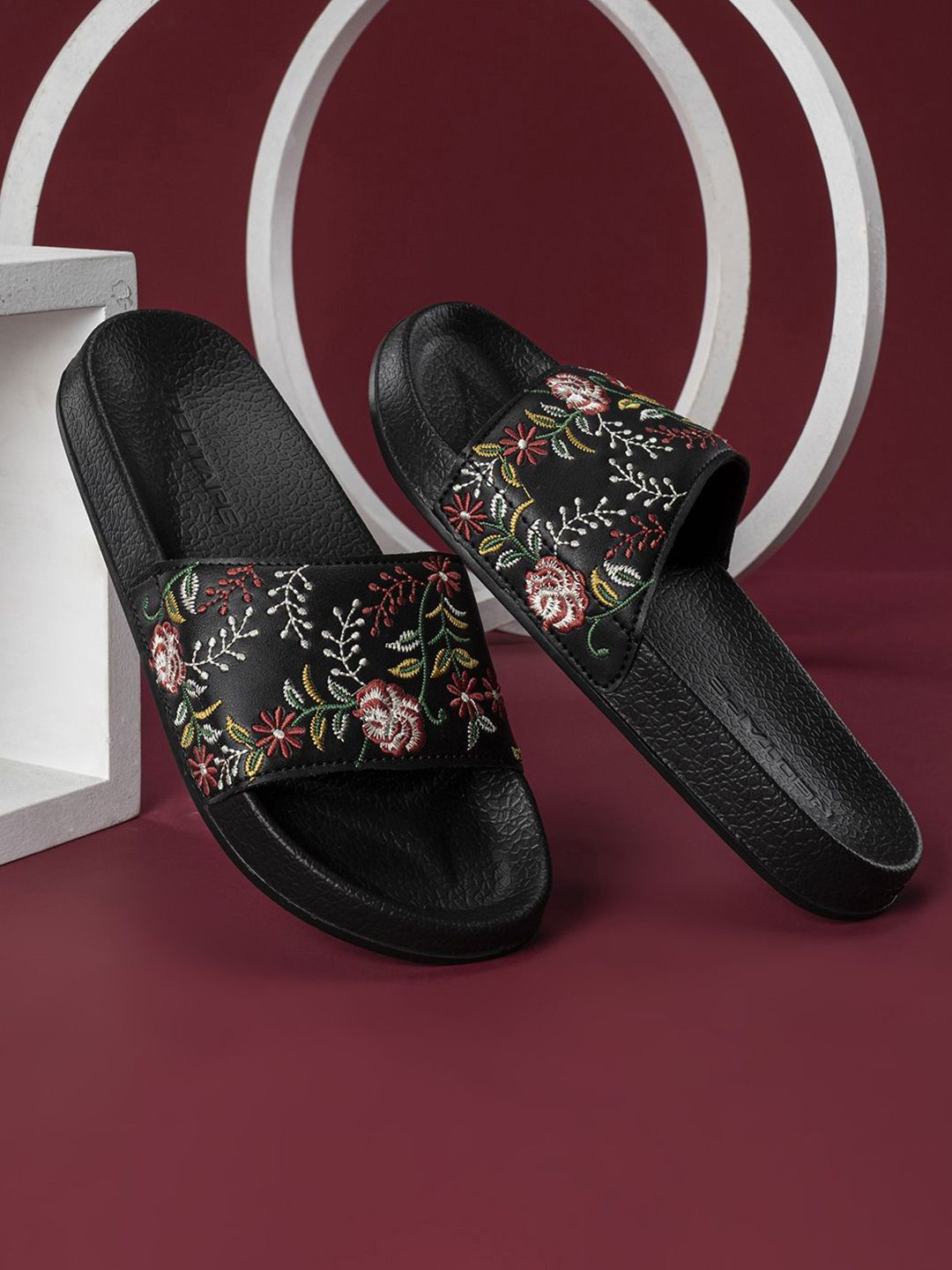 Red Tape Women Printed Sliders