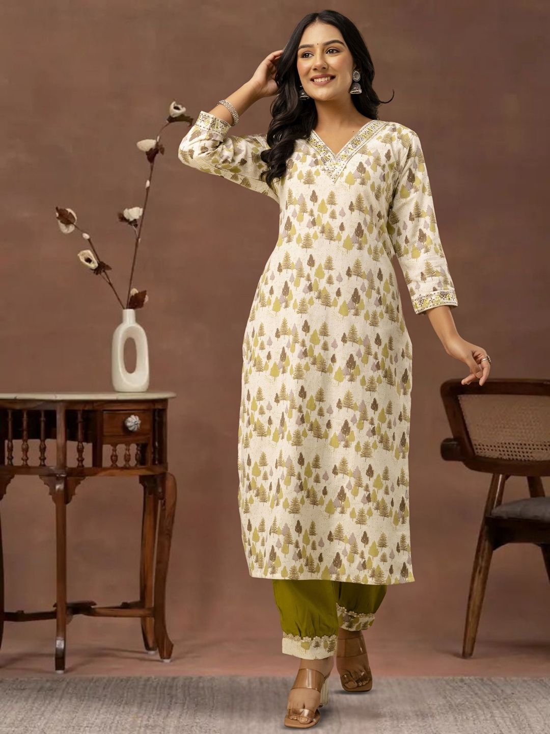 Mokshielite Women Floral Printed Mirror Work Kurta