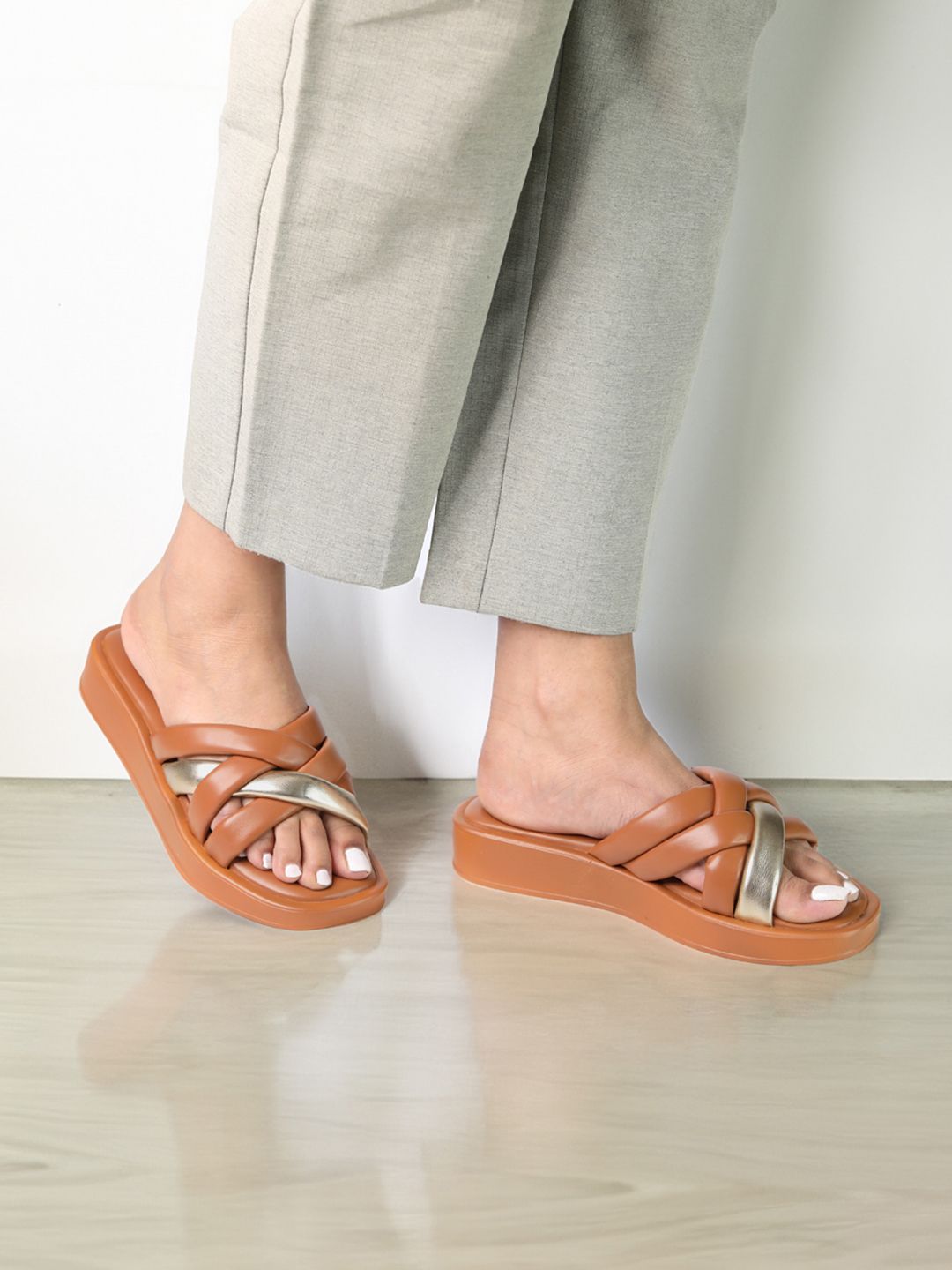Monrow Women Open Toe Leah Tan Flats