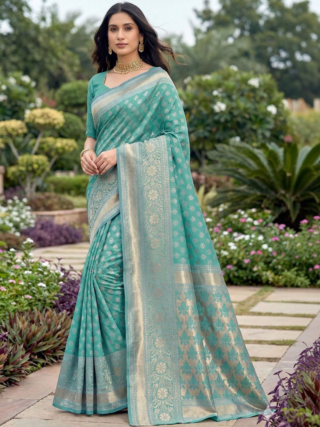 YUGAVEERAA Woven Design Silk Blend Banarasi Saree