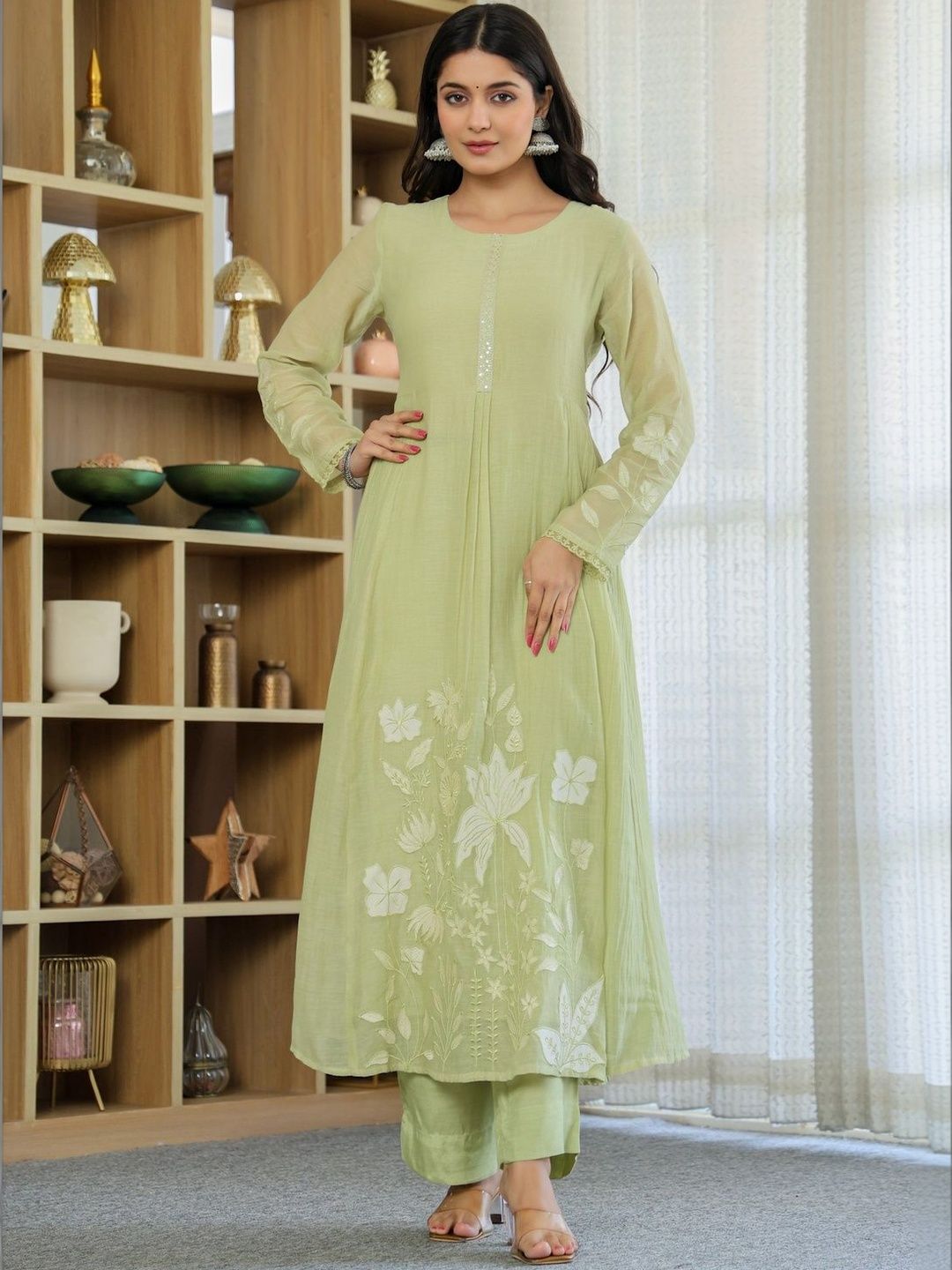 Growdamy Women Floral Embroidered Panelled Thread Work Chanderi Silk Kurta with Trousers & With Dupatta