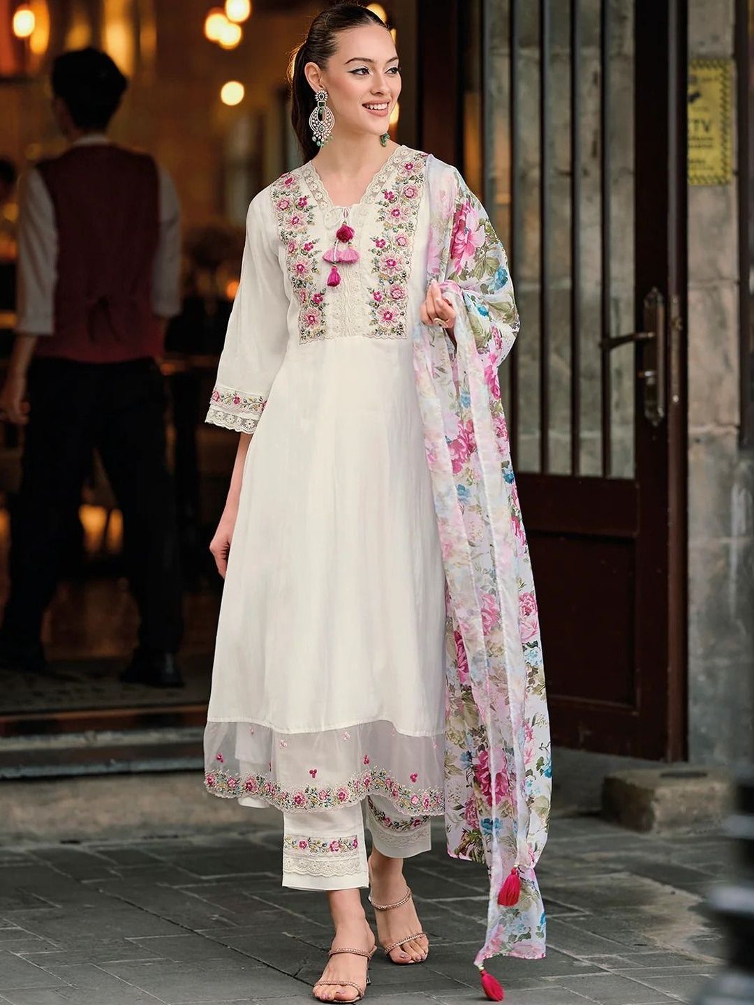 B4ME.COM Women Floral Embroidered Regular Thread Work Kurta with Trousers & With Dupatta