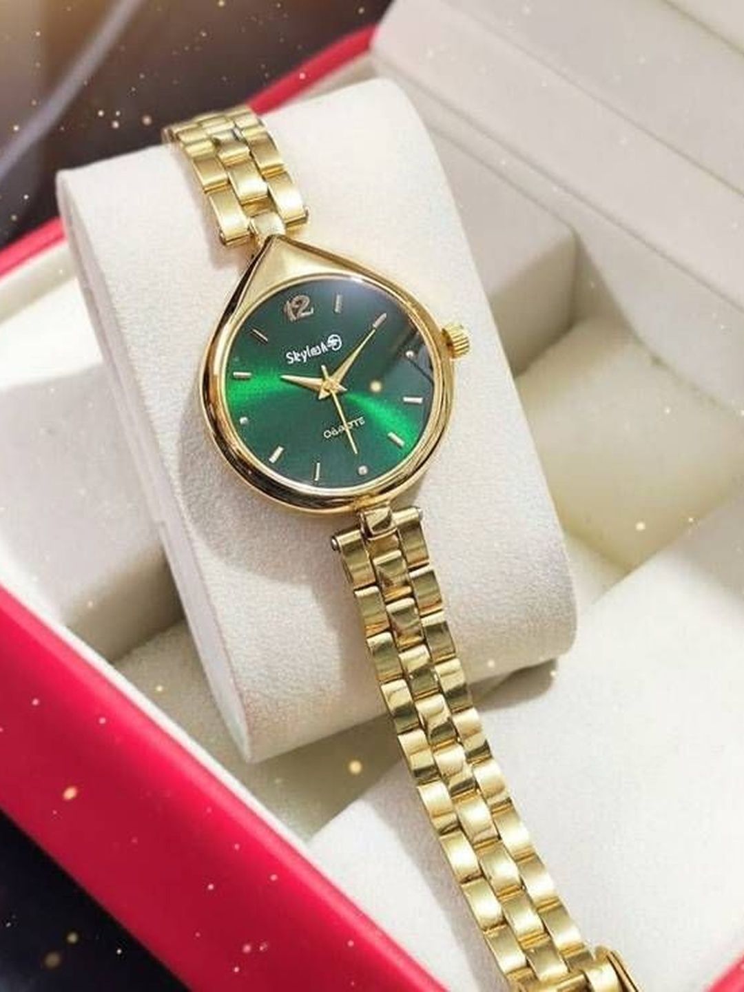 Skylark Women Dial & Stainless Steel Bracelet Style Analogue Watch CMF_Boond_green_Gold_1