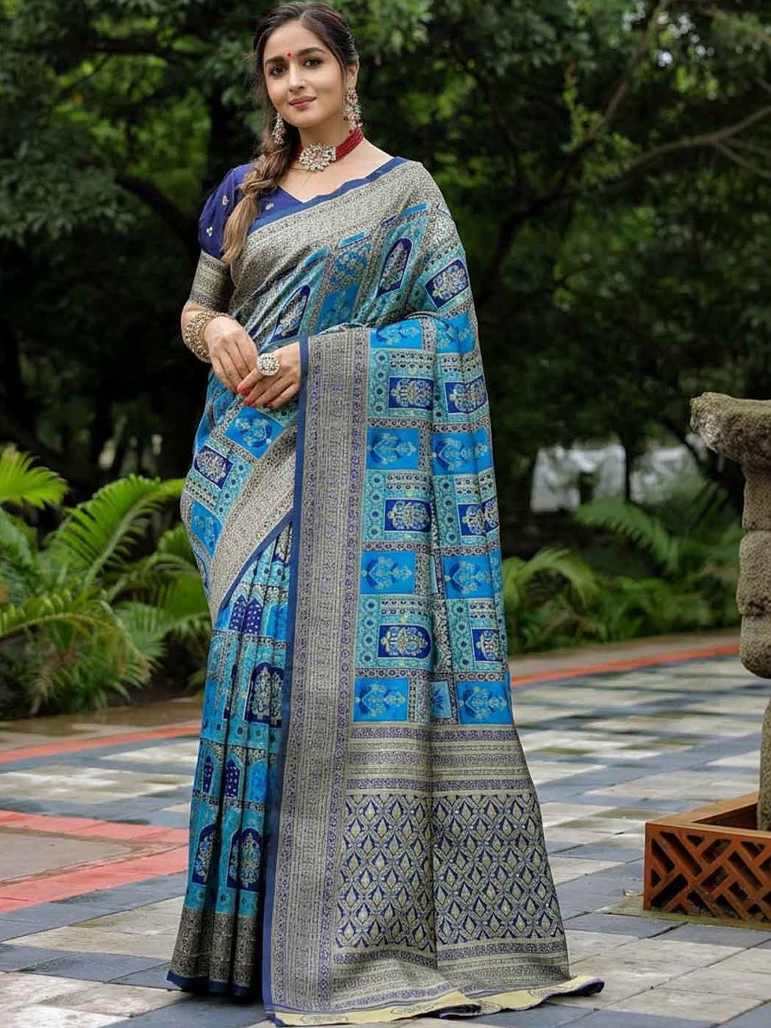 Urban Pallu Ethnic Motifs Zari Silk Blend Heavy Work Saree