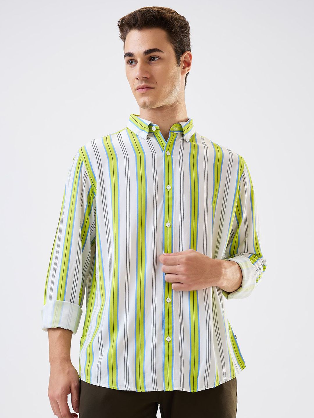 SPYKAR Men Slim Fit Spread Collar Vertical Striped Casual Shirt