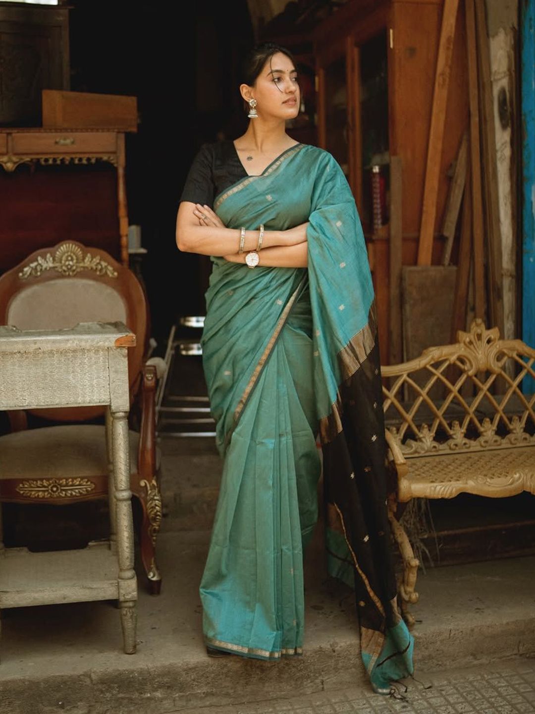 zinzraa Woven Design Zari Saree