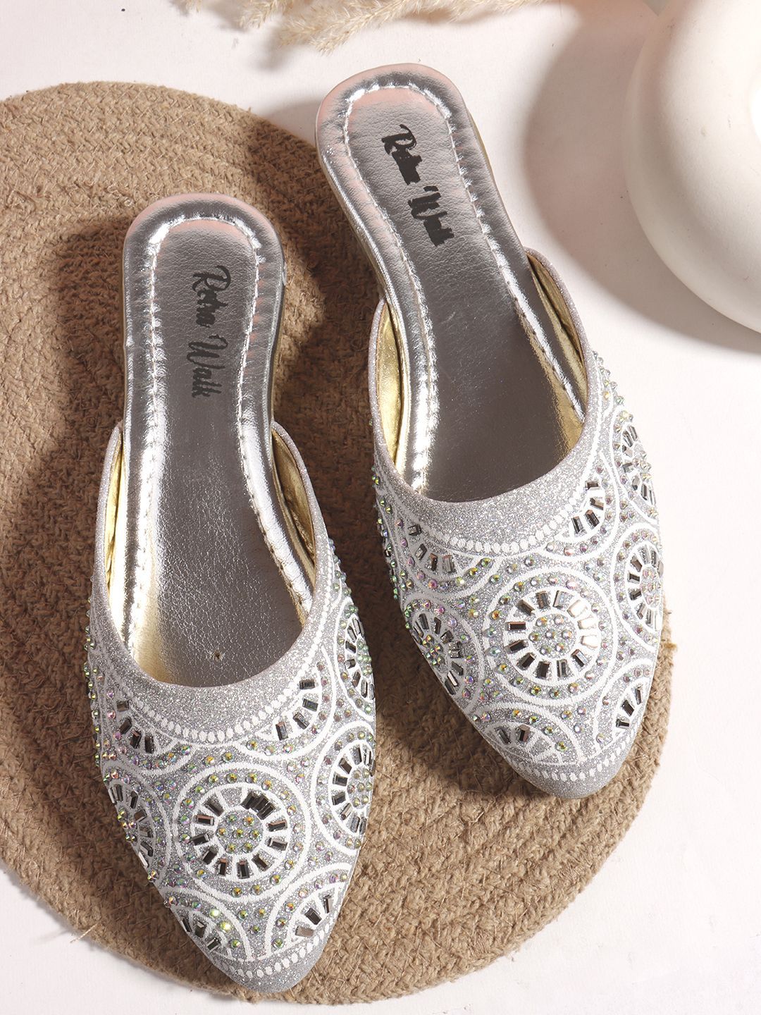 Retro Walk Women Embellished Ethnic Pointed Toe Mojaris Flats