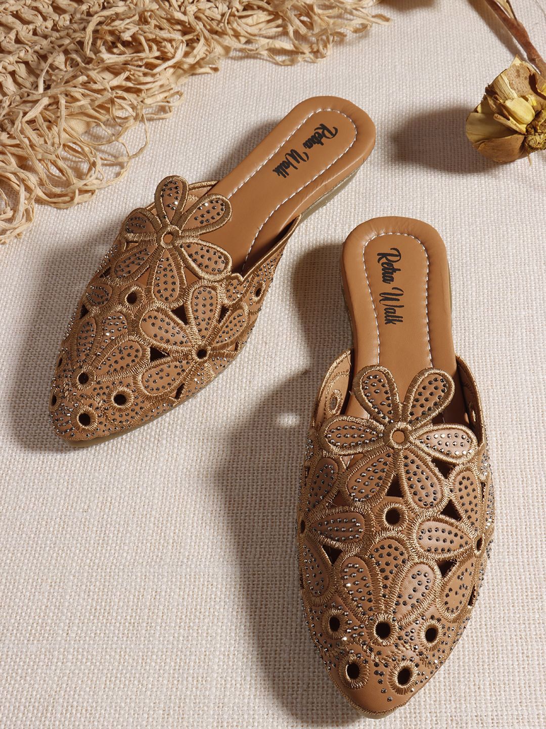 Retro Walk Women Embellished Ethnic Mojaris Flats