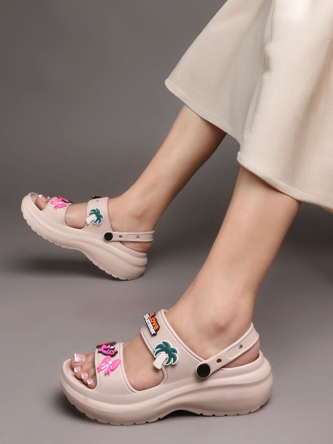 Alishtezia Women Self Design Chunky Clogs
