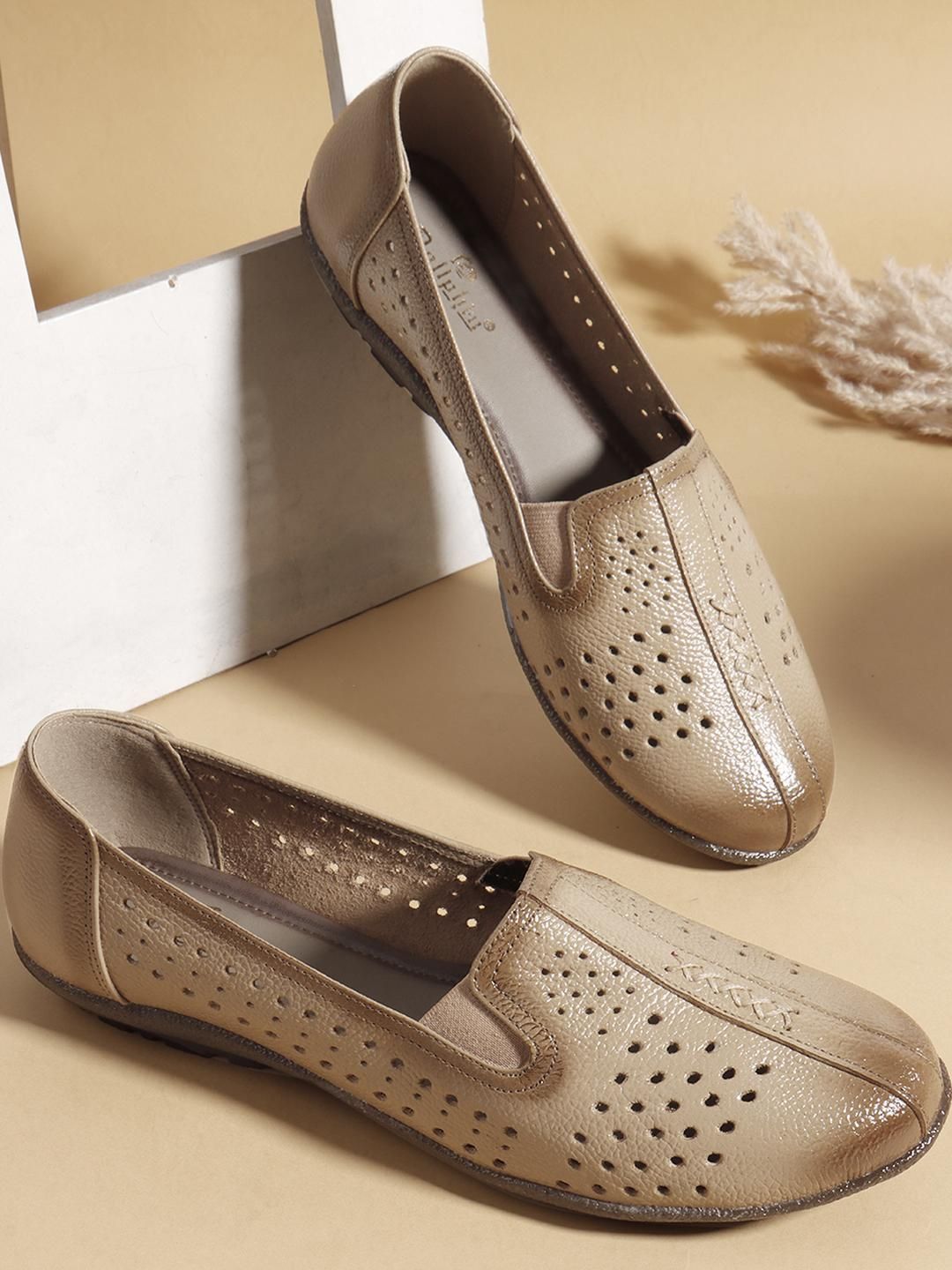 Dollphin Women Beige Mojaris