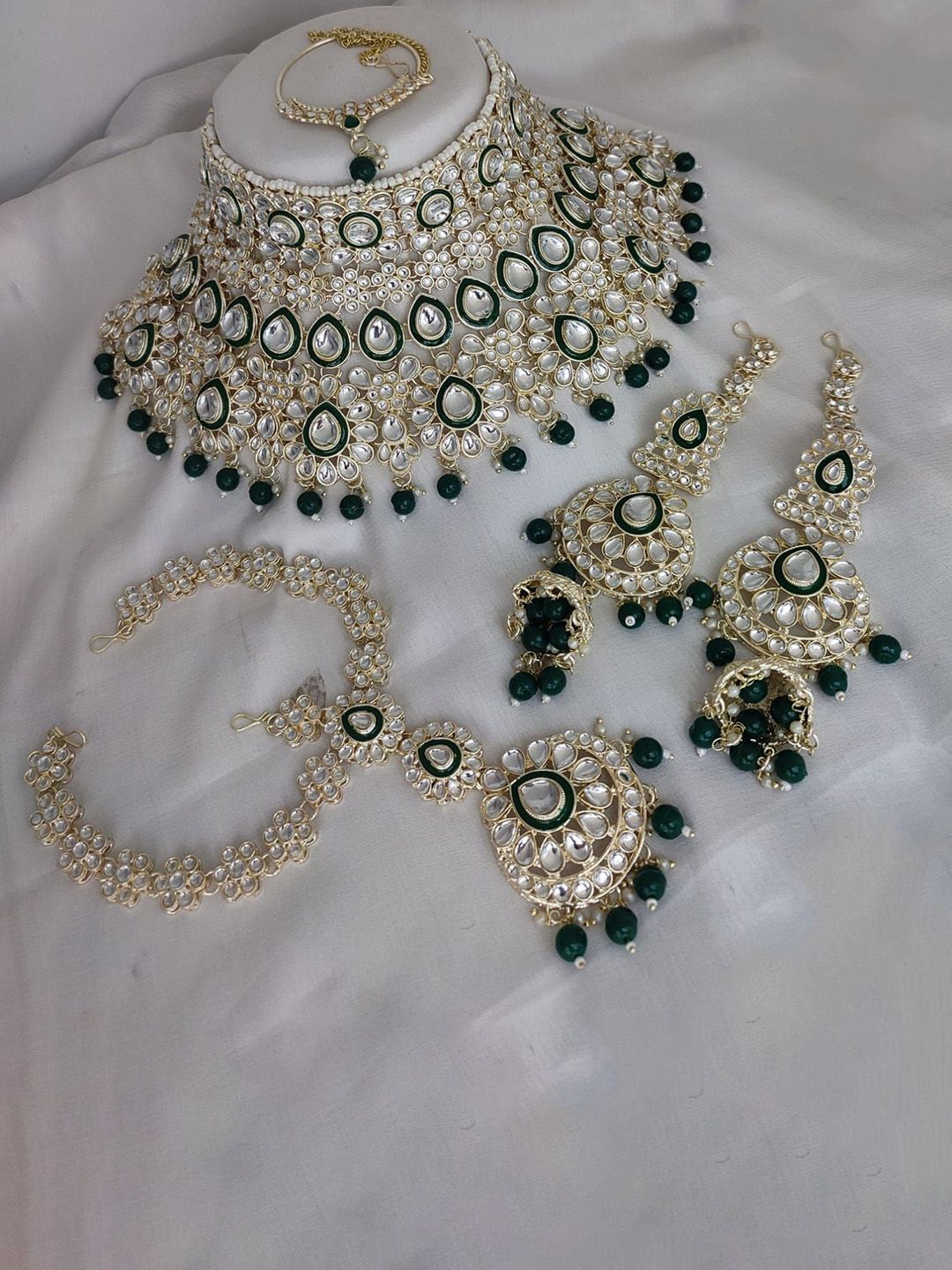 PADMAWATI BANGLES PVT LDT Gold-Plated Kundan-Studded & Beaded Jewellery Set